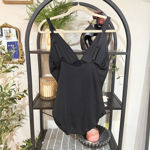 sea level swim Sleek Black One-Piece Swimsuit with V-Neck size 8 - Picture 4 of 11